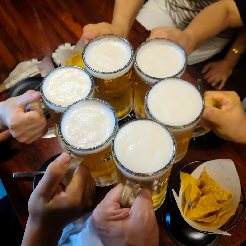 하루플란트가 알려주는 임플란트 후 음주! 술은 언제부터 마셔도 될까요?