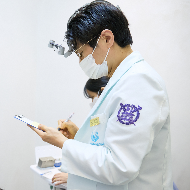 임플란트 하면 충치 걱정 끝? 임플란트 관리, 충치보다 진짜 중요한 건 따로 있어요!